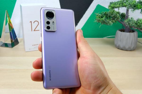 Xiaomi 12: Design de o feminitate sobră, curburi din sticlă şi metal