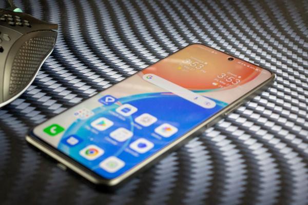 Honor X8 - Design arătos și construcție din plastic