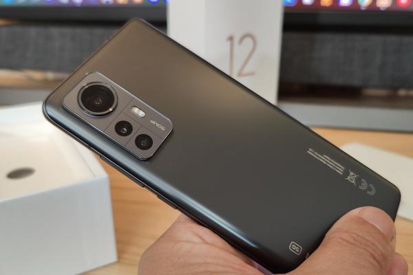 Xiaomi 12X: Design pe bază de sticlă, premium, plăcut și confortabil