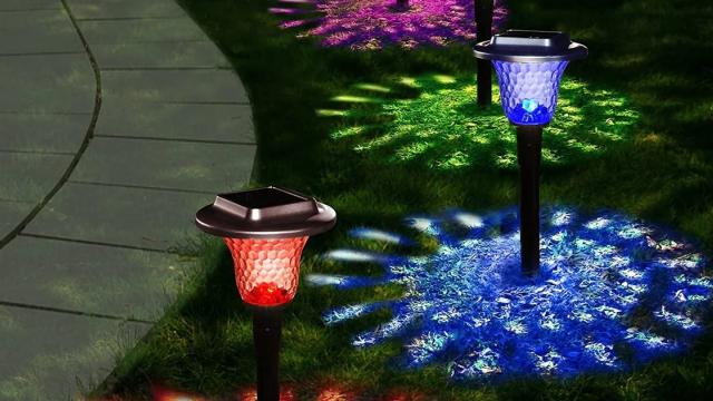 <b>E LUNI e AMAZON: Azi vă recomandăm un set de lămpi pentru exterior smart, cu iluminare RGB, control prin aplicație, rezistente la apă</b>Începutul acestei săptămâni ne aduce și un nou articol din seria „E LUNI e AMAZON”. Azi am găsit pentru voi un set de lămpi inteligente pentru exterior. Au parte de iluminare RGB, se controlează facil direct din aplicația mobilă și vin cu certificare