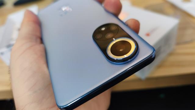 <b>Seria Huawei nova 10 ar putea include o versiune 5G, cu ajutorul unei huse oferite la pachet; Aflăm detalii </b>Huawei pare a nu fi renunţat la bătălia de pe piaţa smartphone, în ciuda micşorării cotei sale de piaţă. Mai nou aflăm că se pregăteşte de lansare seria Huawei nova 10 şi că ar putea avea inclusiv o versiune 5G, dar asta doar cu ajutorul unui