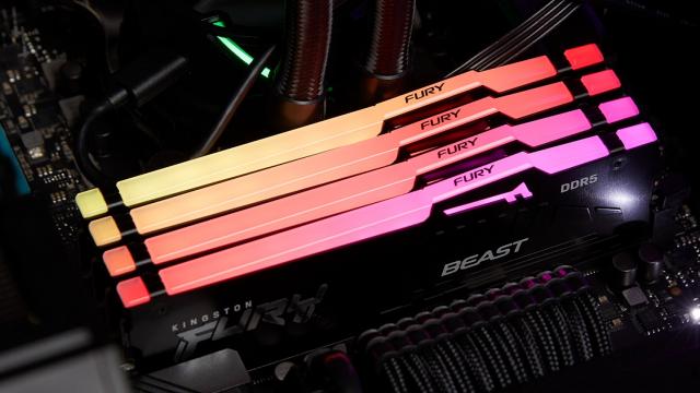 <b>Kingston anunță memoria RAM FURY Beast DDR5 RGB, cu certificare Intel XMP 3.0 și compatibilitate sporită</b>Divizia de gaming din cadrul Kingston Technology Company, Kingston FURY, anunță astăzi lansarea memoriilor Kingston FURY Beast DDR5 RGB. Brand-ul se mândrește cu primul modul DDR5 folosit pentru a depăși limita de 10.000MT/s, împreună cu un sistem nou