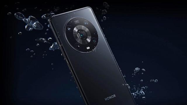 <b>Preț și disponibilitate Honor Magic 4 Pro în România</b>Începând de astăzi îl găsim la precomandă pe plan local și pe HONOR Magic4 Pro, un flagship super dotat, cu servicii Google și Play Store la bord. Punem astfel la cale un articol dedicat Preț și Disponibilitate prin intermediul căruia veți afla 