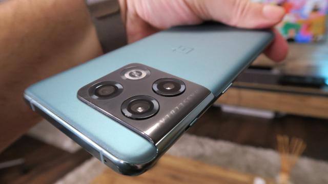 <b>OnePlus 10 Pro primește o actualizare nouă, cu rezolvări de bug-uri la pachet și patch de securitate pe luna mai</b>Printre lansări de noi telefoane mid-range, OnePlus mai găsește timp să livreze și actualizări software pe flagship-ul OnePlus 10 Pro care astăzi face trecerea la patch-ul de securitate pe luna mai. Update-ul distribuit în momentul de față mai 