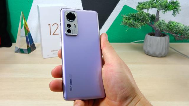 <b>Xiaomi 12: Design de o feminitate sobră, curburi din sticlă şi metal</b>Prima senzaţie pe care am avut-o când am văzut şi atins telefonul este că e foarte compact, chiar mic faţă de trend şi flagshipurile cu care ne-am obişnuit. De asemenea e finisat cu mare atenţie la detalii, cu materiale de calitate şi pot să zic chiar...