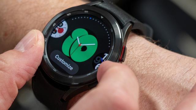 <b>Samsung ar renunța la ineditul inel rotativ pentru control în cazul seriei Galaxy Watch 5</b>Când vine vorba de smartwatch-uri, Samsung s-a remarcat pe această piață oferind modele cu o modalitate de control inedită - prin intermediul unui inel rotativ amplasat în jurul display-ului. Curând urmează să debuteze noua serie Galaxy Watch 5 care