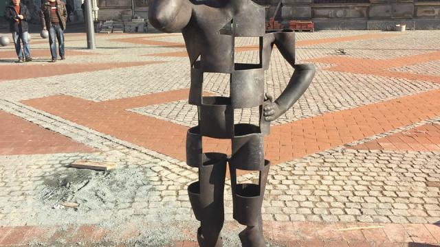 <b>O operă de artă mai actuală ca niciodată: statuia unui băiat vorbind la telefon în Piaţa Libertăţii din Timişoara</b>Artă urbană modernă are darul de a reflecta tarele şi problemele societăţii actuale, dar şi evoluţia acesteia. Astfel nu ar trebui să ne mire că vedem statui cu laptopuri, tablete sau telefoane incluse, cum e şi cazul celei de mai jos. &nbsp; E...