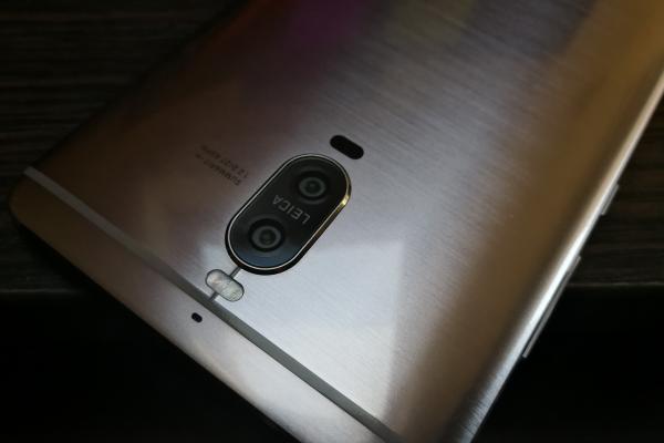 Huawei Mate 9 PRO: Design elegant, metal deghizat în sticlă