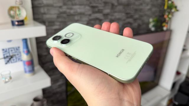 <b>HONOR 600 Lite: Hardware cu upgrade de baterie, CPU de la predecesor</b>HONOR 600 Lite trebuie comparat mai degrabă cu HONOR 400 Lite, deoarece seria 500 nu a venit la noi în ţară. Şi la drept vorbind, nici nu cred că există un 500 Lite. Noul model trece la un ecran mai mic decât 400 Lite, baterie 