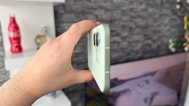 <b>HONOR 600 Lite: Conectivitate tipică midrange, fără recorduri, "it just works"</b>HONOR 600 Lite vine cu suport 5G, asta e cel mai important lucru, iar procesorul MediaTek Dimensity îl limitează la Wi-Fi dual BAnd a/b/g/n/ac. Avem şi Bluetooth 6.0, cu suport pentru codecuri că LHDC 5.0, iar pentru navigare 