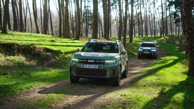 <b>Aventură montană la volanul noilor modele Dacia Duster și Dacia Bigster! Consum, autonomie, off road pe drumurile din jurul Covasnei</b>Scriam anterior despre noua motorizare Hybrid-G 150 cu tracțiune 4x4 a celor de la Dacia, cea care promite o autonomie de până la ~ 1500 km și consum redus. Iată că în premieră pentru Mobilissimo am avut șansa să participăm la un eveniment special