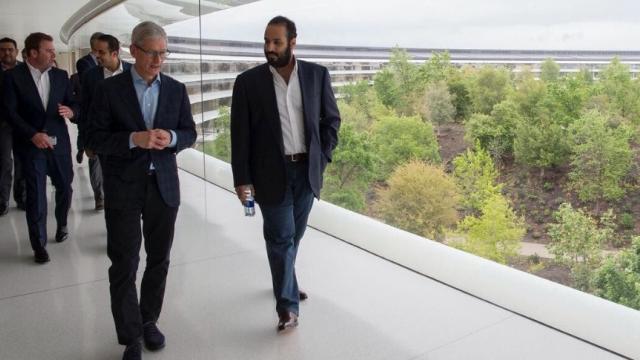<b>Apple la 50 de ani; compania este acuzată că a pierdut un avantaj major în cursa AI</b>Apple a marcat recent aniversarea de 50 de ani, însă momentul vine într-un context mai puțin favorabil pentru companie, mai ales în zona de inteligență artificială, unde rivalii au avansat rapid. În timp ce despre produsele sale recente există deja..