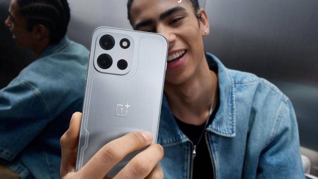 <b>OnePlus Nord 6 e acum oficial; Cât costă?</b>OnePlus Nord 6 tocmai a devenit oficial în India, fără mare tam-tam. Avem de-a face cu un telefon midrange, care se vinde la echivalentul sumei de 368 de euro, în ediția cu 8 GB RAM și 256 GB stocare. Varianta cu 12 GB RAM și 256 GB stocare e 387 euro.