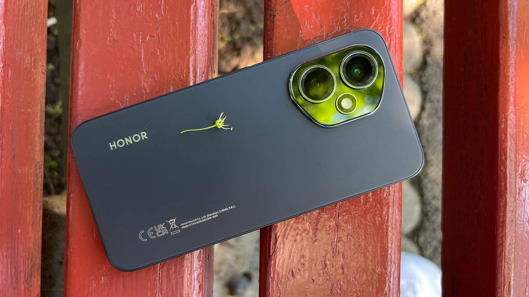 Turul Magazinelor #1585: Proiector pentru Cupa Mondială 2026 sub 1000 lei, tabletă TCL cu accesorii, telefon din 2026 sub 850 lei