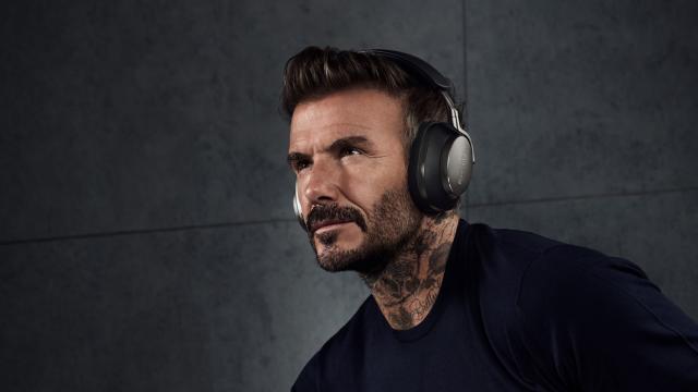 <b>RESIGILATUL ZILEI #102: Bowers & Wilkins PX8 – căști premium cu sunet clar, design exclusivist și confort absolut pentru pasionații de muzică</b>Salutare și bine ai revenit la un nou episod din „RESIGILATUL ZILEI”! Astăzi punem în lumina reflectoarelor una dintre cele mai luxoase și rafinate perechi de căști wireless cu anulare de zgomot – Bowers & Wilkins PX8. Acestea nu sunt doar niște căști