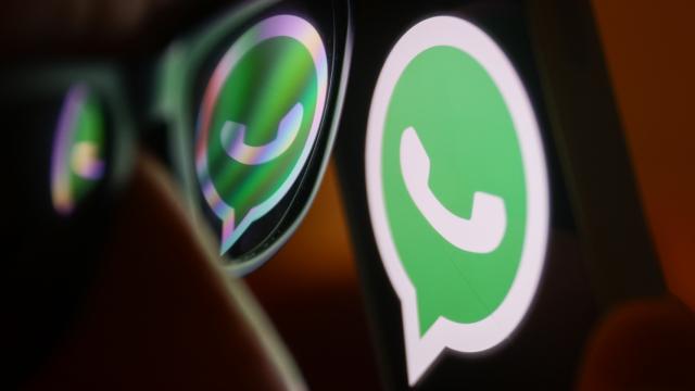 <b>WhatsApp şterge aproape 7 milioane de conturi; Iată de ce!</b>WhatsApp a anunţat la finalul săptămânii trecute ştergerea a 6.8 milioane de conturi, pe care le consideră frauduloase. E vorba despre scammeri care ţinteau oameni din toată lumea şi i-au fraudat în primele 6 luni din 2025. E vorba despre criminalitatea 