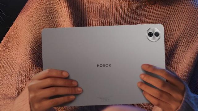 <b>Preț și disponibilitate HONOR Pad 10 în România</b>Alături de cel mai subțire telefon pliabil tip carte, HONOR a lansat astăzi și tableta HONOR Pad 10 în România. E un model accesibil ce propune un display generos, un setup ce implică 6 difuzoare stereo, dar si un procesor capabil chiar și pentru gaming