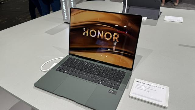 <b>IFA 2024: Hands-on cu HONOR MagicBook Art 14 (2024) - Laptop premium cu procesor Intel Core Ultra și cameră web detașabilă</b>HONOR a adus în Europa noul său ultrabook, MagicBook Art 14 (2024), în cadrul târgului IFA 2024 de la Berlin. Acest laptop vine cu specificații de top și un design care impresionează prin subțirime și greutate redusă, fiind un competitor serios