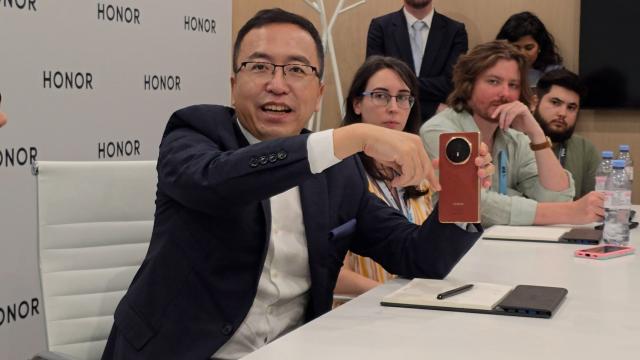<b>"Dar cu Samsung ce ați avut?" George Zhao clarifică de ce HONOR provoacă giganții industriei; Interviu Mobilissimo cu CEO-ul HONOR la IFA 2024 din Berlin</b>La IFA 2024, în Berlin, am avut ocazia să discutăm cu George Zhao, CEO-ul HONOR, într-un interviu de grup despre direcția companiei, noutățile tehnologice și strategia de creștere globală. Printre lansările recente se numără Magic V3, un telefon pliabil..
