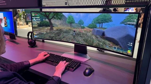 <b>IFA 2024: Samsung Odyssey Neo G9 atrage privirile la standul Samsung; Gaming imersiv cu specificații de top pentru pasionații de jocuri</b>La IFA 2024, standul Samsung este un adevărat magnet pentru pasionații de tehnologie, iar printre cele mai impresionante produse expuse se numără monitorul de gaming Samsung Odyssey Neo G9. Cu un ecran curbat masiv de 49 de inci și rezoluție Dual QHD