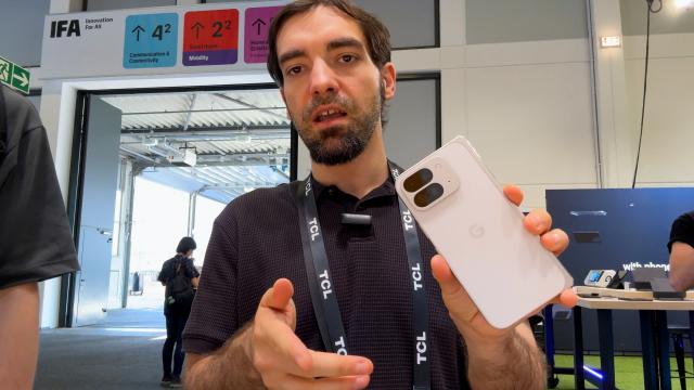 <b>IFA 2024: Google Pixel 9 Pro Fold; Un pliabil surprinzător de lat și cu un ecran mai mare decât un iPad mini</b>Google Pixel 9 Pro Fold este prezent la Berlin, la IFA 2024, și deși nu are parte de o prezentare oficială aici, am ocazia să îl văd și să mă joc cu el. Prima impresie? Ecranul extern de 6,3 inci pare mult mai lat decât mă așteptam. Nu știu exact cum îl..