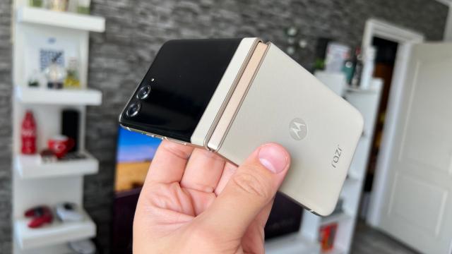 <b>Pliabil ieftin? Motorola RAZR 50s a fost certificat şi e gata de lansare</b>Motorola vrea să extindă şi mai mult seria de telefoane pliabile RAZR 50, aşa că ne pregăteşte şi un Moto RAZR 50s. Acesta tocmai a fost certificat recent pentru compatibilitate HDR10+, iar terminalul are câteva detalii dezvăluite 