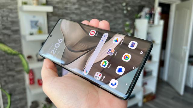 <b>Motorola edge 50: Doar 2 ani de upgrade-uri Android, nu 5 ca pe fratele edge 50 Neo</b>Motorola edge 50 și edge 50 Neo s-au lansat simultan și se prezintă identic la capitolul UI, cu acea interfață Moto deja familiară, foarte puțină customizare extra, compania optând să păstreze lucrurile mai aproape de Android-ul cel stoc