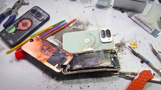 Pixel 10 Pro Fold ia foc în timpul testului de durabilitate realizat de JerryRigEverything (Video)