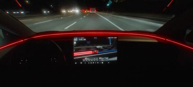 O mașină de zeci de mii de euro, folosită pentru promovarea unui film; Tesla adaugă Tron în interfață, dar șoferii cer funcții utile, nu marketing