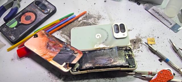 Pixel 10 Pro Fold ia foc în timpul testului de durabilitate realizat de JerryRigEverything (Video)