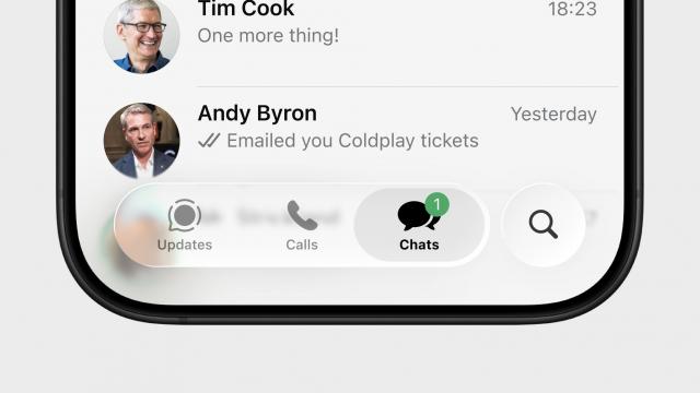 <b>WhatsApp se alătură trendului Apple; Interfața Liquid Glass ajunge la primii utilizatori de iOS</b>WhatsApp a început discret să aducă un design nou pentru aplicația sa de iOS. Compania face tranziția spre Liquid Glass, stil vizual introdus de Apple odată cu iOS 26. Deși Meta nu a făcut un anunț oficial pentru moment, o parte din utilizatorii iOS
