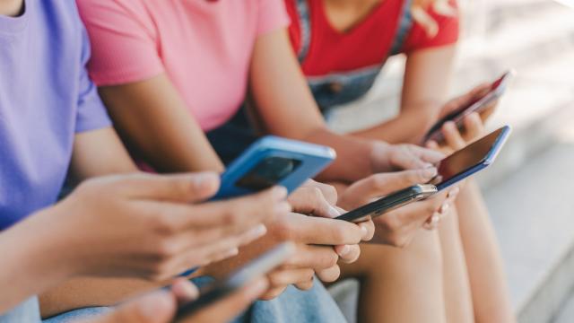 <b>YouTube, AppStore și Google Play luate în vizor de Comisia Europeană pentru modul în care respectă siguranța minorilor pe platformele lor</b>Comisia Europeană a trimis solicitări oficiale către Snapchat, YouTube, App Store și Google Play, cerând explicații clare despre cum își protejează utilizatorii minori de conținutul dăunător sau ilegal. Inițiativa face parte 