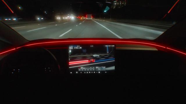 <b>O mașină de zeci de mii de euro, folosită pentru promovarea unui film; Tesla adaugă Tron în interfață, dar șoferii cer funcții utile, nu marketing</b>Aflăm prin intermediul Electrek că Tesla a lansat un update software în care promovează filmul Tron: Ares, transformând interfața grafică a mașinii într-o estetică inspirată din franciza Disney. Funcția apare în secțiunea Toybox și este complet opțională,