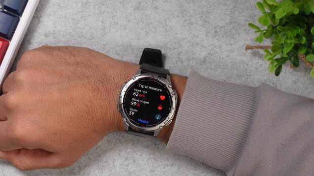 <b>E LUNI e AMAZON: Kospet Tank 3 Ultra 2 cu ecran AMOLED, 60 de zile standby și rezistență militară 5ATM</b>Noua săptămână vine cu un vibe de aventură și autonomie totală! Serios, dacă ești genul care uită să-și încarce smartwatch-ul sau îl stresează grija să nu-l ude, am găsit ceva ce o să-ți placă mult: Kospet Tank 3 Ultra 2 – un smartwatch cu adevărat rugged