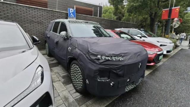 <b>Prototipul Xiaomi YU9 apare în fotografii reale, având design-ul camuflat; SUV ce primește variante EV și EREV </b>Celor de la Xiaomi le merge bine și pe partea auto, iar după ce în această vară a prezentat SUV-ul YU7, acum se pregătește de unul cu gabarit mai mare, mai precis Xiaomi YU9. Acesta a fost recent văzut în timpul unor teste oficiale 