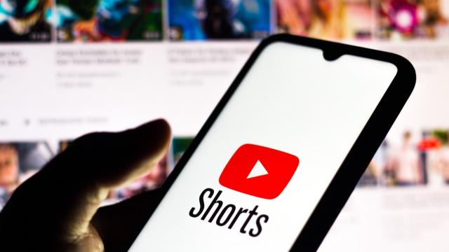 <b>YouTube lansează editor cu vizualizare pe timeline pentru Shorts; Vine în ajutor și Gemini</b>YouTube aduce un upgrade mult așteptat pentru creatorii de conținut Shorts. E vorba despre un editor video cu timeline view, disponibil direct în aplicația mobilă. Creatorii de conținut vor putea accesa acum clipuri, overlays și sunet dintr-o singură