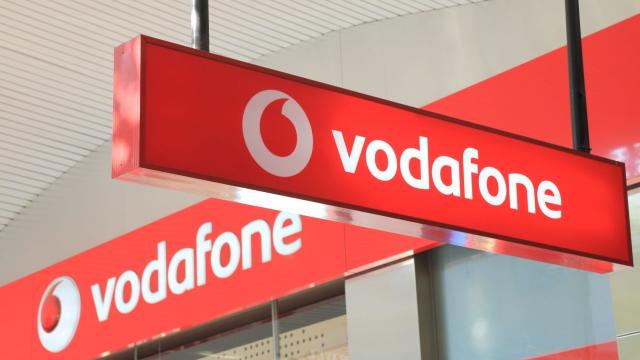 <b>Războiul portărilor continuă: Vodafone încearcă să-și păstreze clienții cu super oferte telefonice</b>Operatorii de telefonie mobilă sunt într-o competiție continuă. Portarea a devenit o operațiune prietenoasă pentru mulți români, care apelează la această opțiune pentru a reduce costurile abonamentelor. Azi aflăm despre o astfel de situație, povestită
