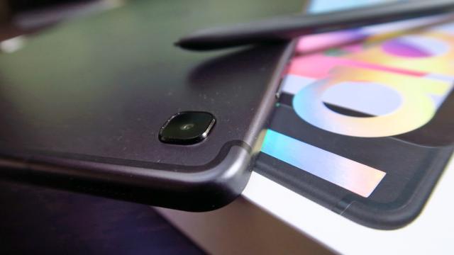 <b>Samsung Galaxy Tab S6 Lite (LTE) Review detaliat în limba română</b>Mobilissimo.ro vă prezintă recenzia tabletei Samsung Galaxy Tab S6 Lite, un model de tabletă midrange, care vine cu stylus S Pen la pachet. Are difuzoare tunate de AKG cu Dolby Atmos, dar şi un corp metalic solid.