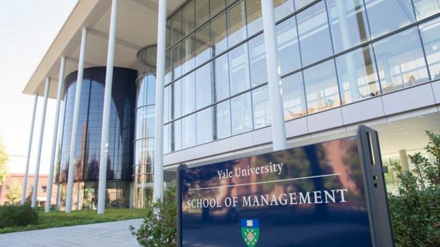 <b>50 de manageri de top de la eMAG participă la un program Yale School of Management pentru studii avansate</b>eMAG îşi trimite managerii la cursuri de top la Yale, pentru a îmbunătăţi know how-ul managerial al personalului său. Printr-un comunicat de presă al companiei aflăm că retailerul local 
