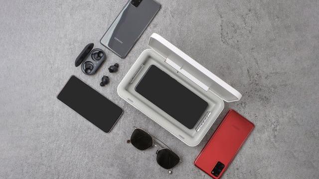 <b>Samsung lansează un încărcător wireless ce are și rol de sterilizator cu lumină UV pentru a avea în permanență telefonul igienizat</b>În vremurile actuale igiena ne preocupă serios și pe lângă protecția cu mască și folosirea de gel dezinfectat, trebuie să fim atenți și cu dispozitivele pe care le folosim în mod regulat 