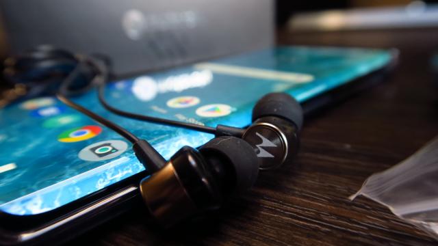 <b>Motorola Edge: Display nemărginit, curbat, viu colorat</b>Motorola Edge păstrează acelaşi ecran ca Motorola Edge+, unul dintre punctele de atracţie ale flagship-ului. Vorbim despre un OLED de 6.7 inch cu muchiile foarte curbate. Este abordarea "cascada", văzută şi la Vivo Nex 3 şi Huawei Mate 30 Pro. Avem de-a f