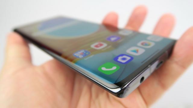 <b>LG Velvet: OS, UI, aplicaţii - copilul lui One UI cu iOS este aici</b>Interfaţa de pe LG Velvet poate fi cel mai uşor descrisă ca un hibrid între iOS şi One U. Telefonul rulează Android 10 cu un LG UX aplicat peste, o versiune 9 din ce am înţeles. La baza vezi miezul Android 10 acoperit de câte iconuri mai viu colorate.