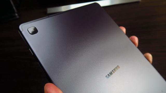 <b>Samsung Galaxy Tab S6 Lite: Design unibody metalic - clasic, comod, solid</b>Samsung a mers pe ruta clasică atunci când a gândit designul lui Samsung Galaxy Tab S6 Lite. Tabletele unibody metalice au devenit standardul în ultimul deceniu şi la fel găsim şi aici. Avem decupaje pentru antene în spate, sus şi jos şi un corp solid..