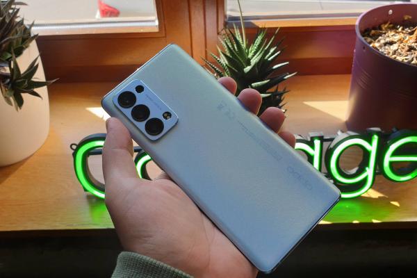 OPPO Reno6 PRO 5G debutează oficial în România și vine cu smartwatch-ul OPPO Watch 46mm cadou la precomandă! Sosește și Reno6 5G