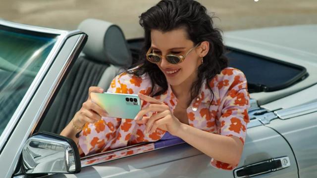 <b>Preț și disponibilitate OPPO Reno6 5G în România</b>Începând din această săptămână îl găsim la vânzare pe plan local și pe OPPO Reno6 5G, un telefon mid-range care se remarcă prin design, cameră foto și încărcarea foarte rapidă. Astăzi telefonul primește un articol dedicat