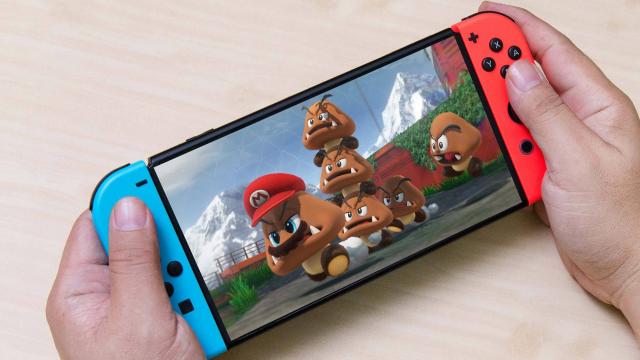 <b>Top 5 accesorii pentru Nintendo Switch; De la huse şi protecţii, la Joy-Con şi suporți</b>Nintendo Switch este cea mai bine vândută consolă portabilă din lume şi pare că există de o vecie, deşi a debutat doar de 4 ani, în 2017. A primit 2 revizii până acum, una cu baterie mai bună şi una cu ecran OLED