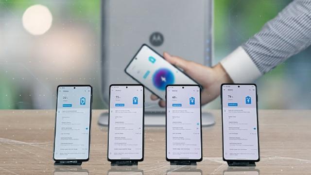 <b>Motorola prezintă noua generație de încărcare wireless! Poate alimenta până la 4 smartphone-uri de la o distanță de 3 metri</b>În urmă cu câteva luni Motorola a prezentat în cadrul CES o tehnologie de alimentare wireless ce funcționa de la un metru distanță. Cu ajutorul acestei metode utilizatorii puteau chiar încărca două dispozitive simultan. Ei bine, compania a anunțat acum
