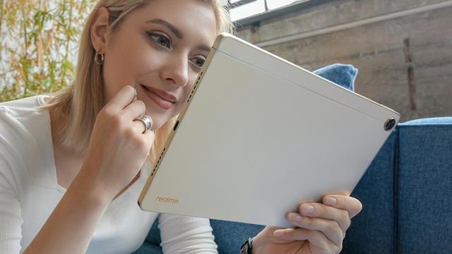 <b>realme Pad a debutat oficial! Tableta are display de 10.4 inch în diagonală, design ultra-slim și sosește la o sumă atractivă</b>Alături de noile smartphone-uri midrange realme 8s 5G și 8i, a debutat azi și prima tabletă din portofoliul companiei - Realme Pad. Ea sosește cu un design ultra-slim, măsurând doar 6.9 mm în talie, vine cu difuzoare quad și are corp metalic