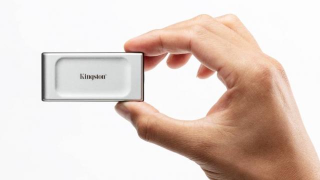 <b>Kingston XS2000 este un nou SSD rezistent şi portabil, cu interfaţă USB 3.2 Gen 2x2</b>Kingston a prezentat în ultima săptămână un nou SSD portabil, modelul XS2000, care se remarcă şi prin faptul că e foarte rezistent. Este compact, se poate ţine în buzunar şi vine cu interfaţă USB 3.2 Gen 2x2. Detalii aflaţi mai jos


