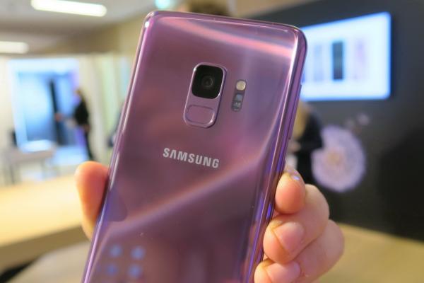 Samsung Galaxy S9/ Galaxy S9+, mini review direct la lansare: premiere foto, design de S8 rafinat, un liliachiu hipnotic